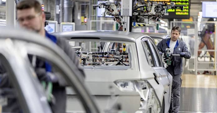 Collective bargaining employees at West German factories: VW and IG Metall enter the next round

