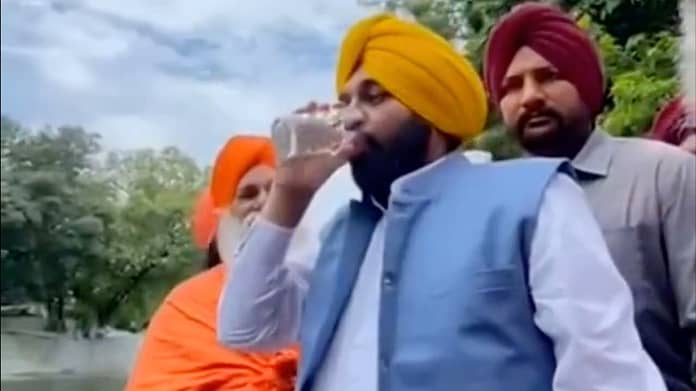  An Indian minister drinks from the holy river - a hospital!  |  News

