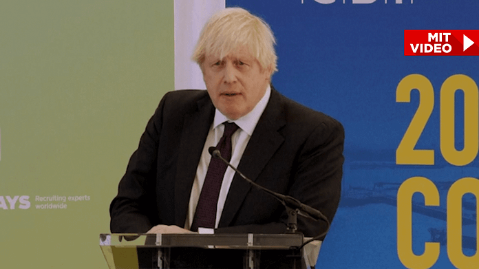 Boris Johnson delivers a strange speech - with humming voices - politics abroad

