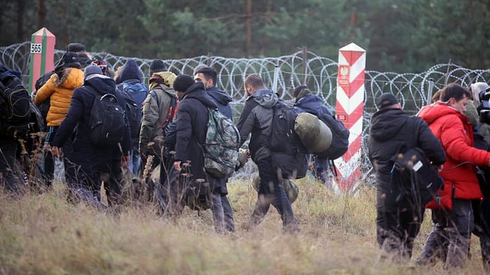 Police arrest smugglers: Thousands of migrants continue to cross the Polish border - Politics abroad

