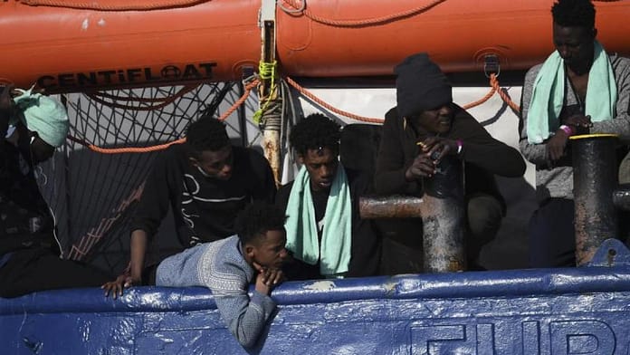 Italy: Nearly 700 migrants arrived in Italy by fishing boats

