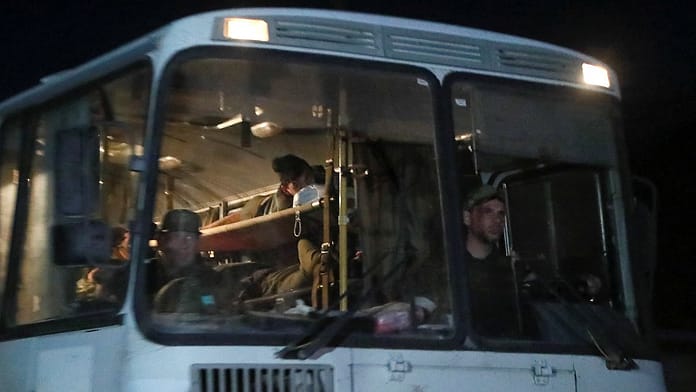 Kyiv declines to comment: Russians drive Azov fighters in buses

