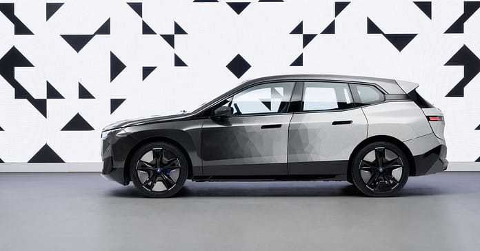 BMW presents the electronic car that changes color: the chameleon iX Flow

