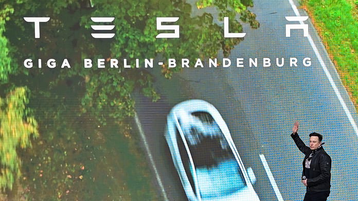 Elon Musk, Tesla-Chef, kommt zum Tag der offenen Tür auf eine Bühne der Tesla Gigafactory. In Grünheide, östlich von Berlin, sollen ab Ende 2021 die ersten Fahrzeuge vom Band rollen. Das US-Unternehmen will hier jährlich rund 500.000 Exemplare vom Model Y bauen.
