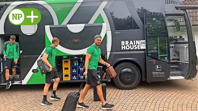 This is how football players from Hannover 96 start their training camp in Rothenburg

