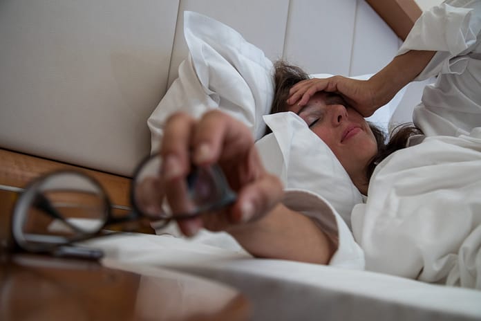 Sleeping less than 6 hours in middle age increases the risk of dementia

