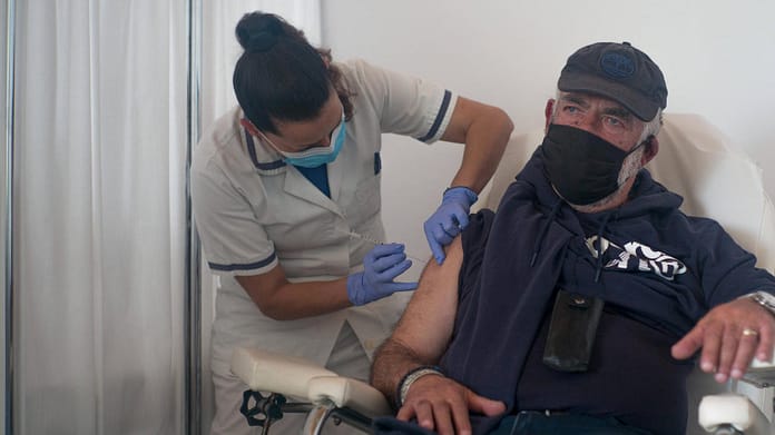 Greece fines elderly people who have not been vaccinated

