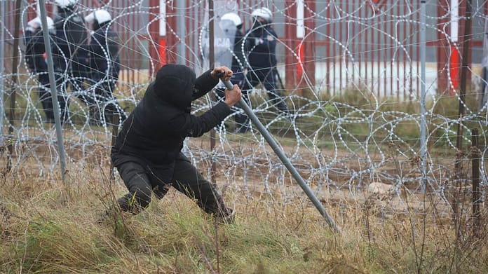 Border guards report: 200 immigrants from Belarus attack Polish border guards - Politics abroad

