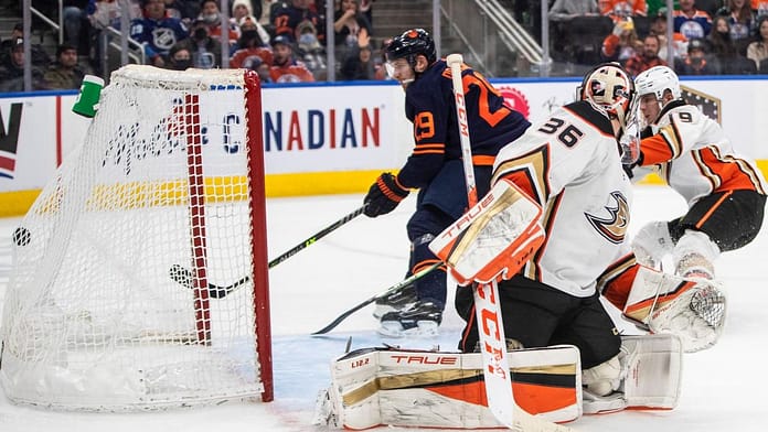 Hockey: NHL top scorer Draisaitl scores twice in Oilers . win

