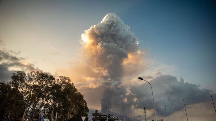 Volcanic eruption in La Palma: new eruption at night - powerful lava flow still flowing

