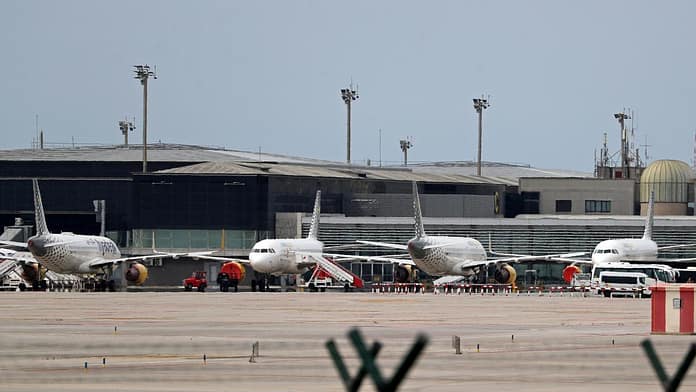 Palestinians refuse to board the plane after stopping and apply for asylum in Spain

