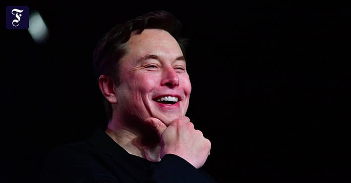 Musk allows Twitter to vote on selling Tesla stock

