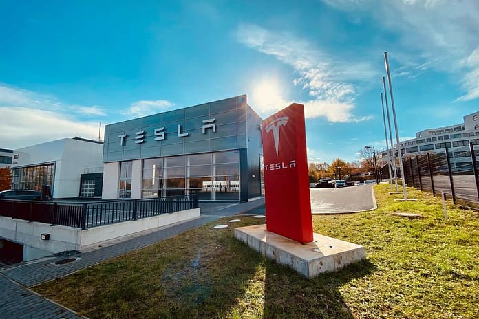 Tesla opens customer center near Dresden

