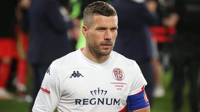 Lukas Podolski denies FC Wolff's statement

