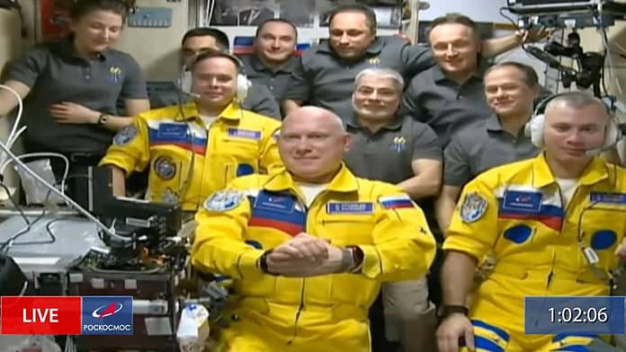  A political message in space?  Astronauts aboard the International Space Station wear the colors of Ukraine

