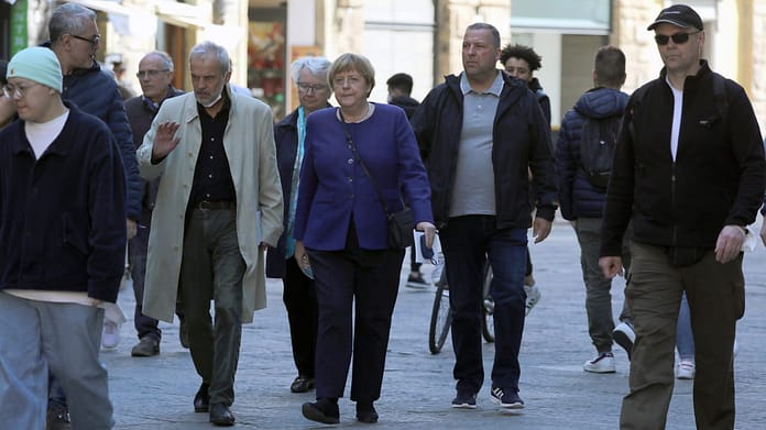 Vacation in Italy: Merkel enjoys the spring sun - politics abroad

