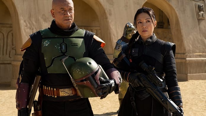 Boba Fett (Temura Morrison) und Fennec Shand (Ming-Na Wen) in &quot;Das Buch von Boba Fett&quot;. Die neue Star Wars-Serie ist bei Disney+ zu sehen.