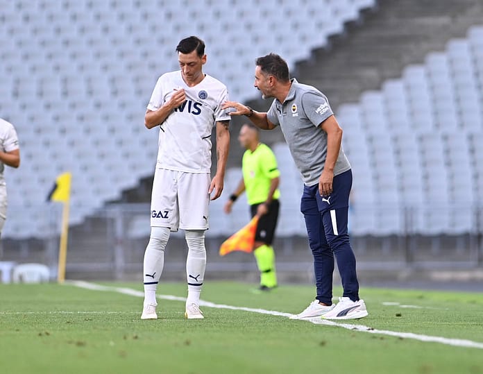 Mesut Özil (l.) mit Trainer Vitor Pereira