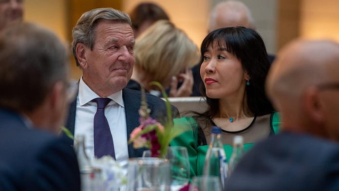 Gerhard Schroeder: Schroeder Kim's hidden Instagram attack

