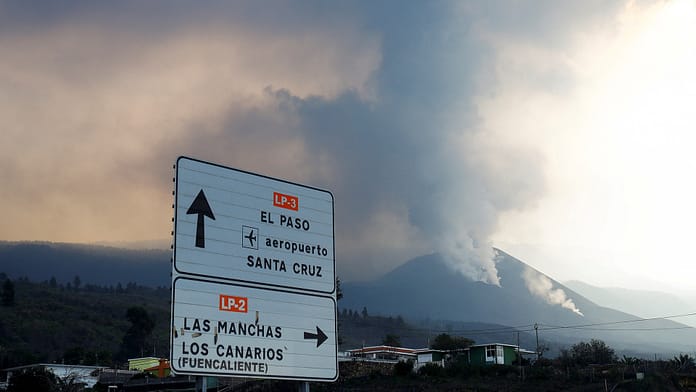 Volcanic eruption in La Palma: 'Lock yourself in the inner room'

