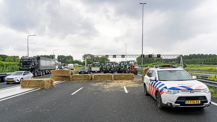 Netherlands: Farmers block motorway - vacationers affected

