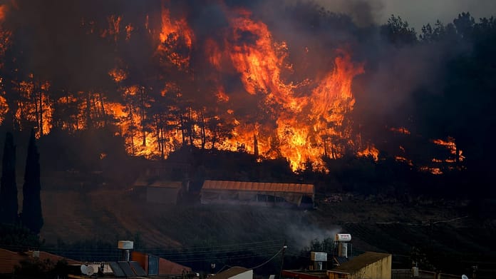 Turkey: Severe forest fires erupt in Antalya - Residential area evacuated - Foreign News

