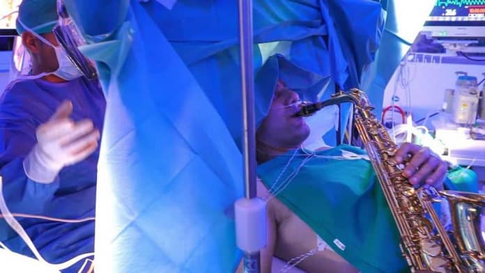The surgery took nine hours: a man plays the saxophone during brain surgery News

