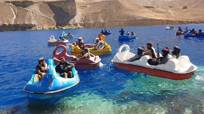 Afghanistan: Heavily armed Taliban fighters spotted on a pedal boat trip - Politics Abroad

