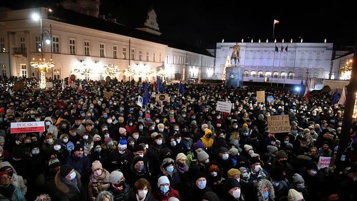 Tens of thousands in the streets: Poles protest the new broadcast law

