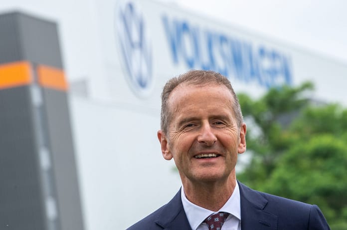 Nach zwei Anläufen soll der Vertrag von VW-Chef Herbert Diess offenbar vorzeitig verlängert werden.