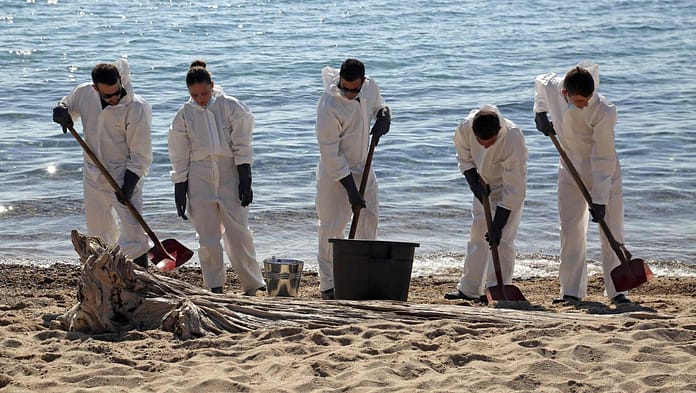 Corsica: a huge oil spill pollutes the beach

