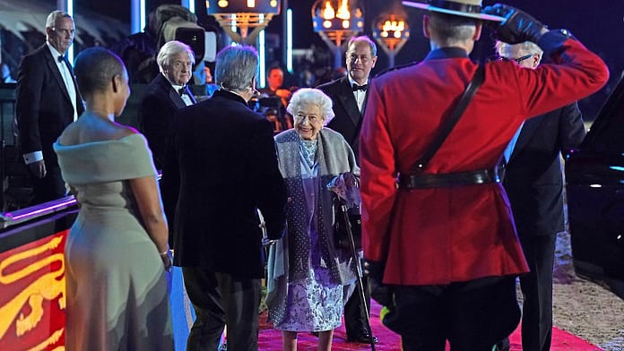 Elizabeth II enjoys the show: Horses make the Queen happy

