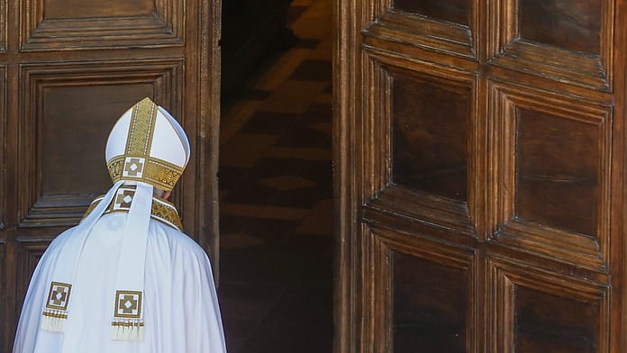 Pope resigns rumors: Francis meets 200 cardinals

