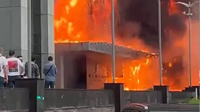 Big fire in Moscow: people seem trapped

