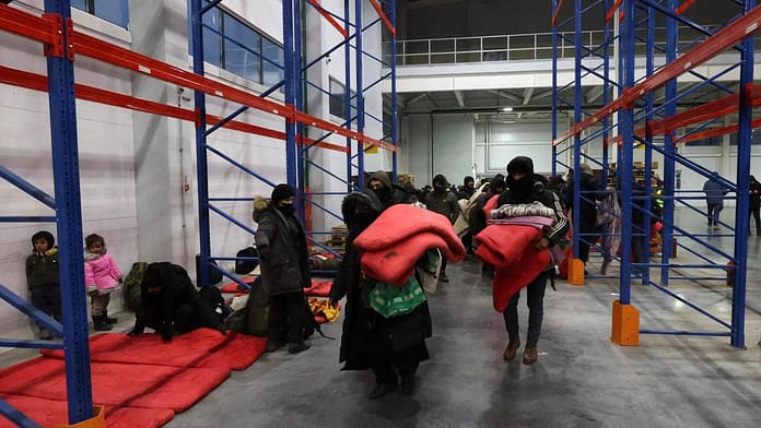 Belarus publishes photos - thousands of migrants spend the night in warehouses

