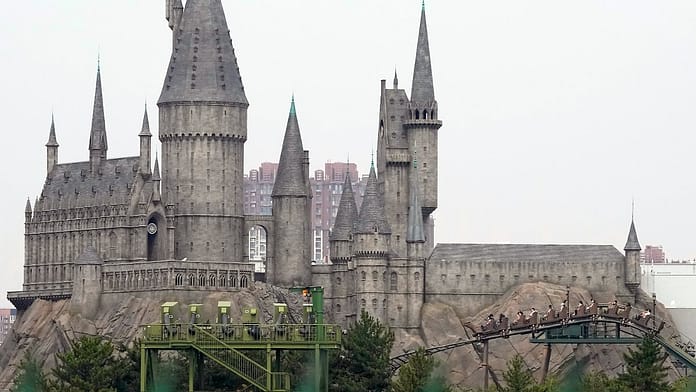 Opening of a 6.5 billion euro theme park: with the rollercoaster ride over Hogwarts


