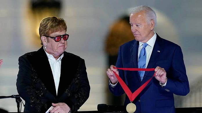 “What a dump here!”: Elton John plays farewell at the White House

