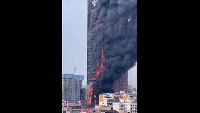 China: Huge fire engulfs skyscrapers in Changsha

