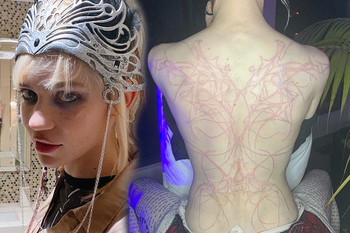 Alien scars: Girlfriend Elon Musk shows off agonizing artwork on the skin

