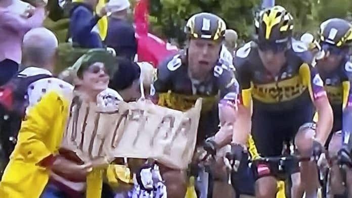 Tour de France: Light penalty for woman with cartoon sign

