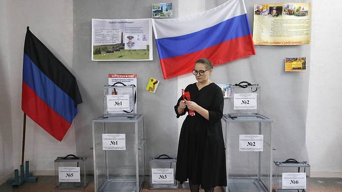 Fake referendums underway: occupiers in eastern Ukraine collect votes at the front door

