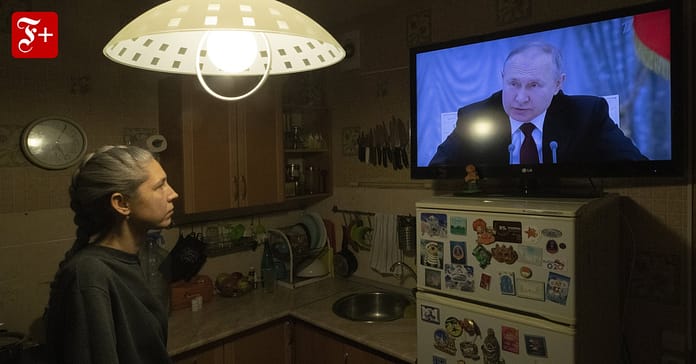 Putin's propaganda attempts to downplay the importance of sanctions against Russia

