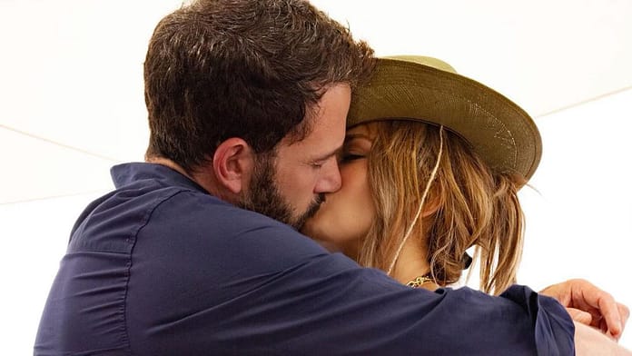   Officially finally!  Jennifer Lopez and Ben go out online!

