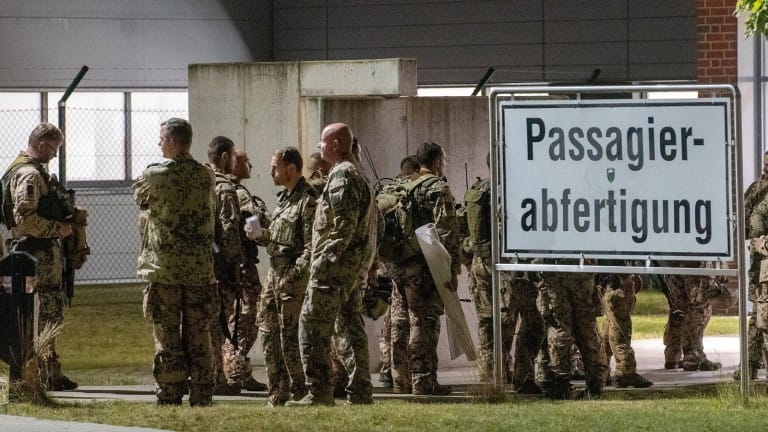 Soldiers stand Monday morning at Wönstorf Air Force Base in the Hanover region and wait for the flight to Afghanistan (Photo: Renee Schroeder/dpa)