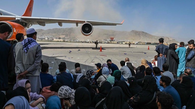 Desperate Afghans fled the Taliban to Kabul airport, hoping they could leave the country.  US forces trying to maintain order (Photo: Agent Lost/AFP)