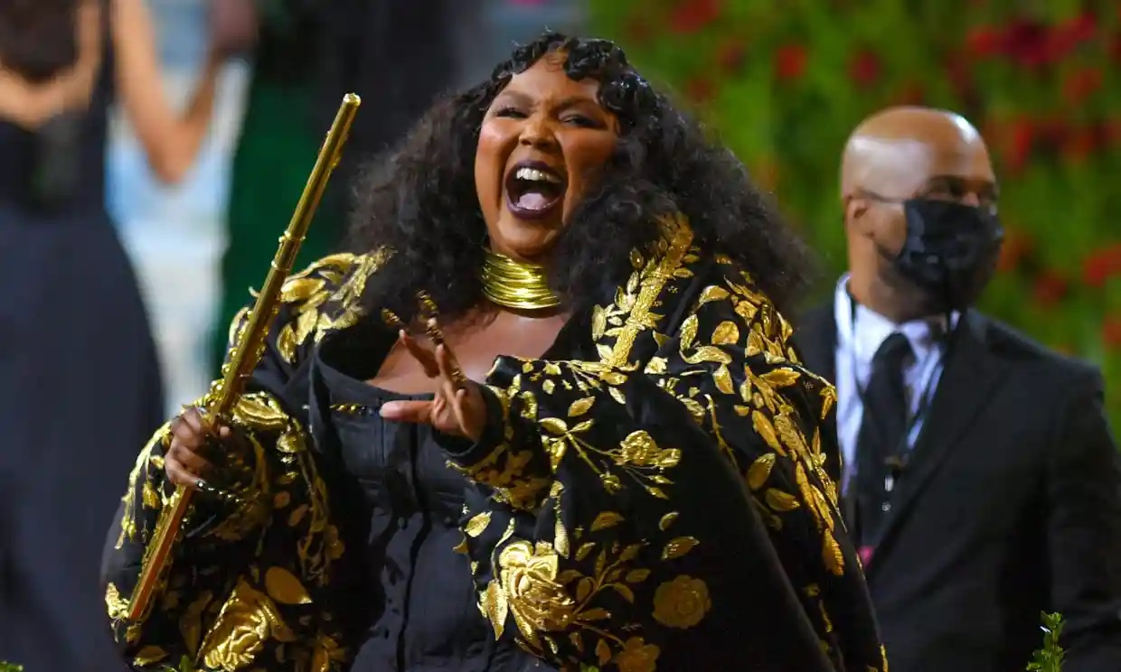 Lizzo speaks out against the restrictions of Drag Queens Shows - 3020