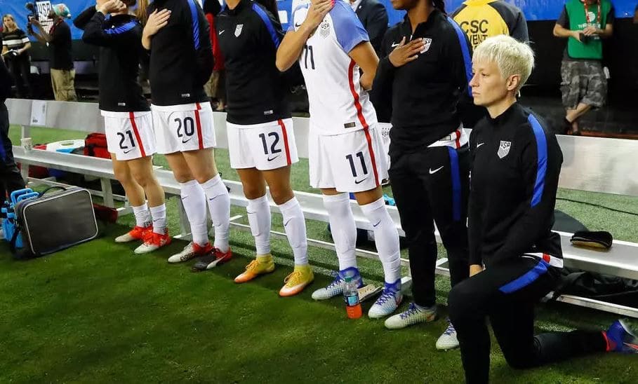 Federación de fútbol de Estados Unidos elimina prohibición de arrodillarse durante el himno