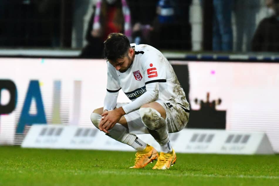 HFC right-back Niklas Kreuzer on the ground.  Hallesche FC has been waiting for three points in six league games and is in a relegation battle.