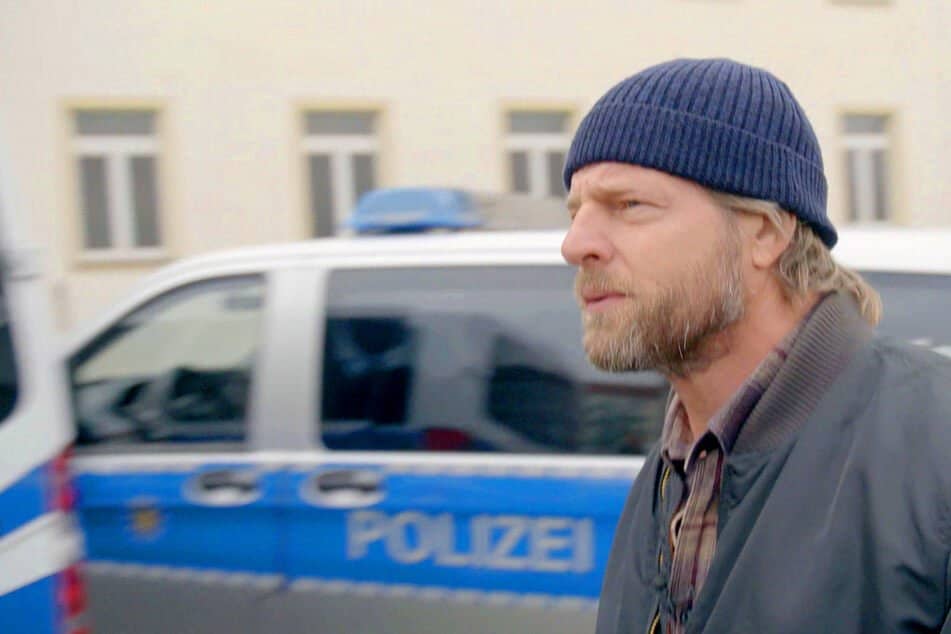Looking seriously forward, the cap is loose on his head: Actor Henning Baum (48) is ready to go.