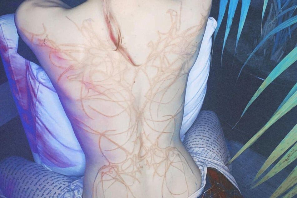This must have hurt: Grimes (33) pulls his back completely "White ink"-tattoo.